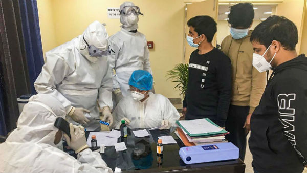 শনাক্তের হার ক্রমান্বয়ে নিম্নমুখী; পরিস্থিতি নিয়ন্ত্রণে নাকি বিপদ কাটেনি
